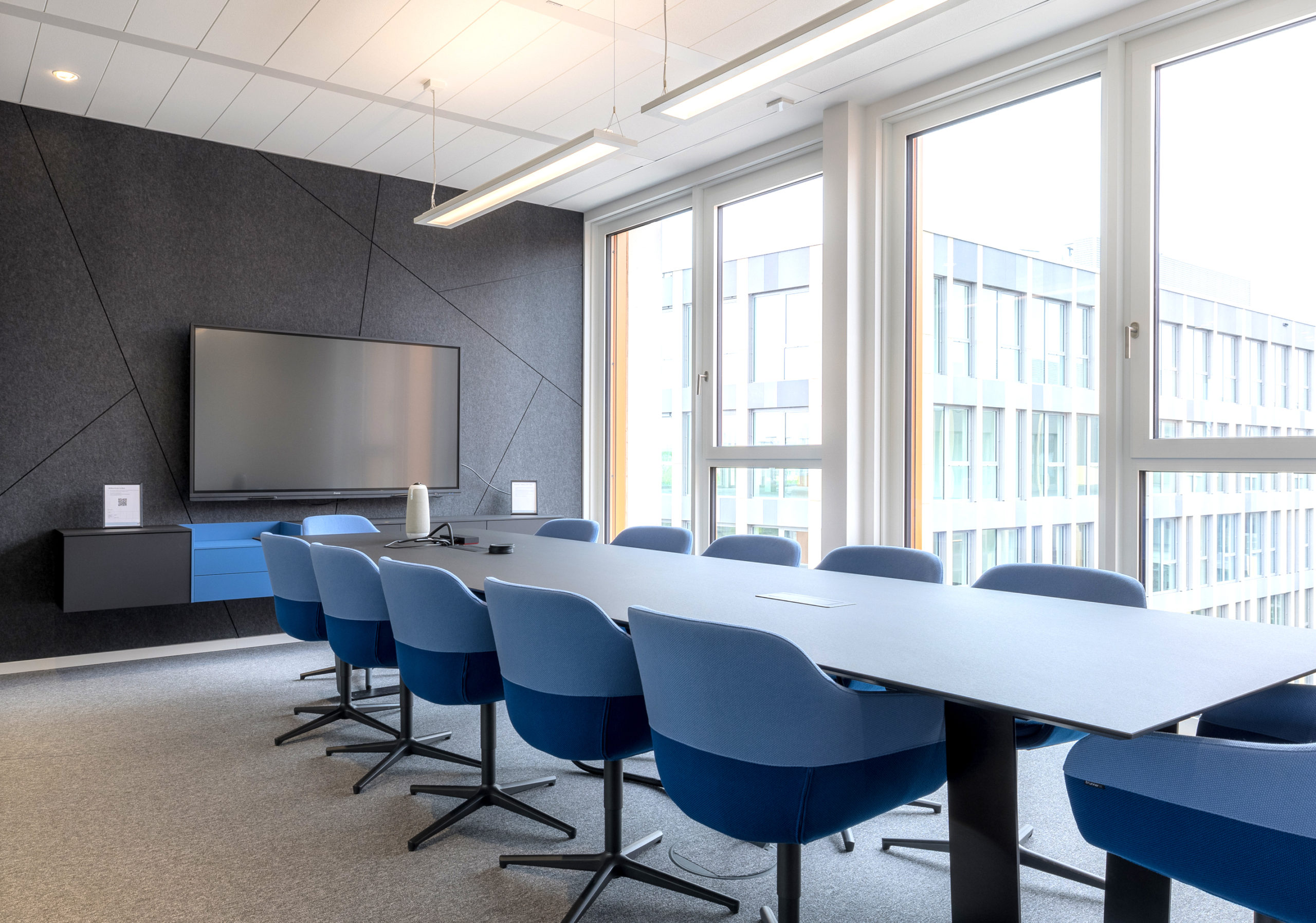 moderner Konferenzraum mit blauen Stühlen