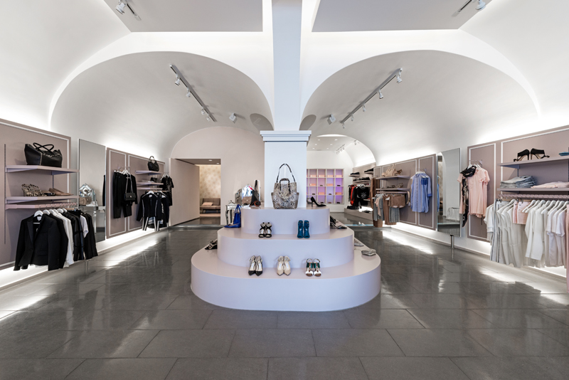 Stilvolle Warenpräsentation im neuen Ladengeschäft