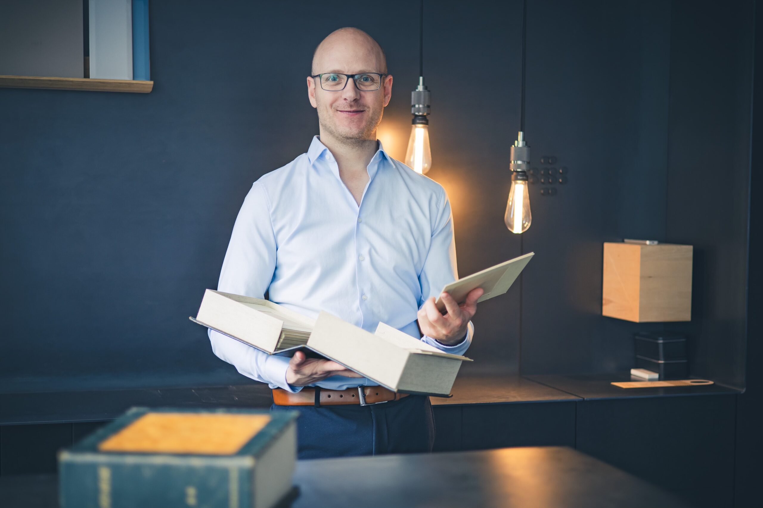Florian Schafhäutl mit Furniermuster Der Innenarchitekt Florian Schafhäutl mit aktuellen Mustern